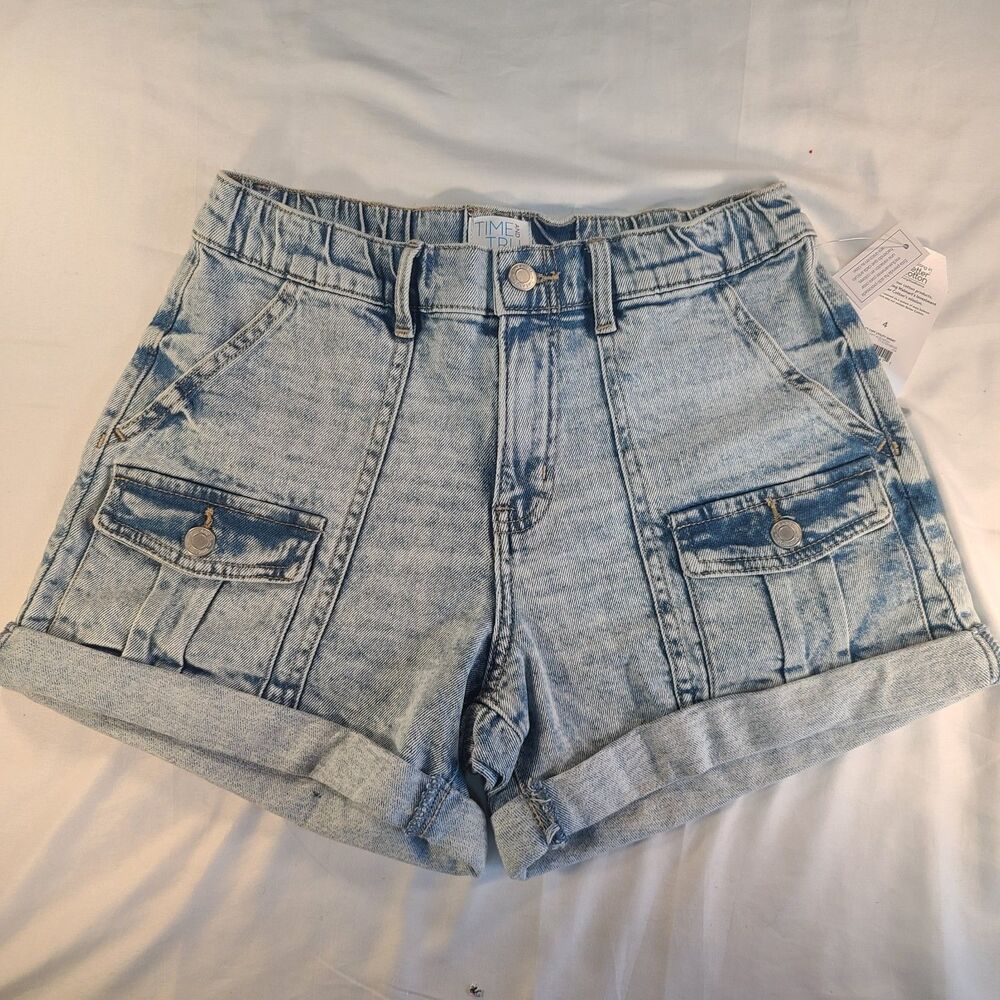 Time and Tru Women's Size 4 Cuffed Cargo Denim Shorts Acid Wash NWT